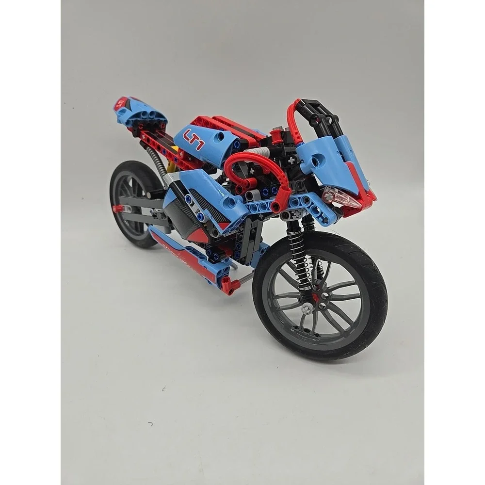 LEGO TECHNIC: Street Motorcycle (42036)